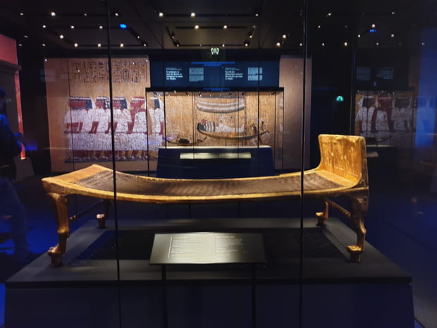 Lit funéraire en bois doré