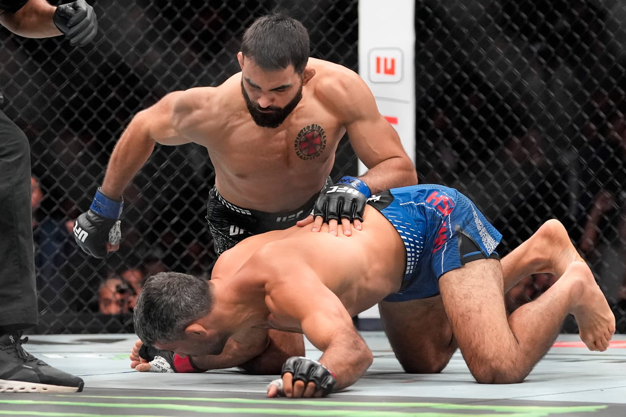 VIDEO. Benoit Saint Denis éteint Beneil Dariush à l'UFC 322 avec un K.O record