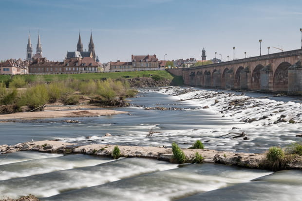 Moulins et son pont Régemortes au-dessus de l'Allier