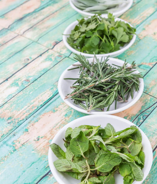 Faire mac&eacute;rer des herbes aromatiques ou des p&eacute;tales de fleur