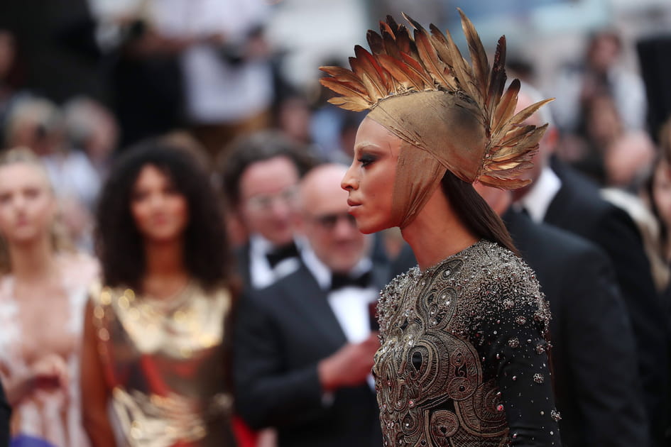 Plumes et robes, le look original de Bilal Hassani &agrave; Cannes