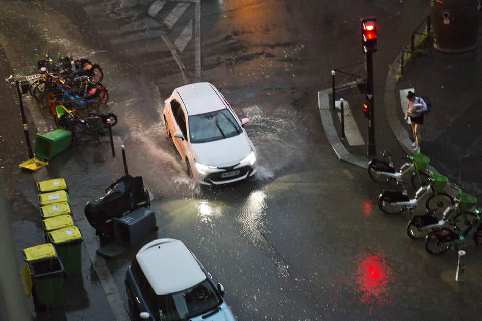 Des voitures pi&eacute;g&eacute;es &agrave; Paris &agrave; cause des orages