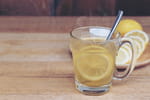 Boire de l'eau chaude avec du citron à jeun, c'est vraiment utile ? Voici la réponse selon des experts en nutrition