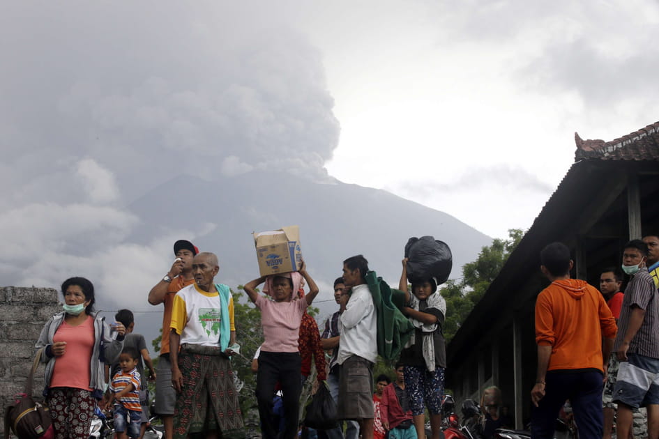 Les habitants &eacute;vacuent la zone autour du mont Agung