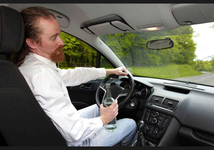 Ivre, il prend le volant...