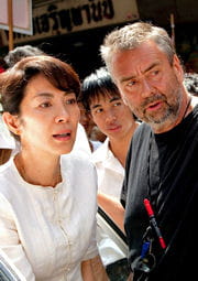 michelle yeoh et luc besson en plein tournage
