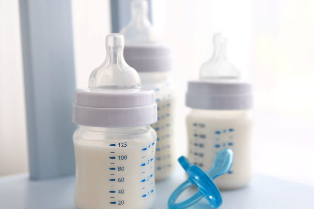 Pourquoi ne fautil jamais chauffer le biberon des bébés au microondes