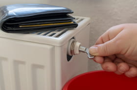 Purger son radiateur est plus facile gr&acirc;ce &agrave; cette technique, vous &eacute;viterez de mettre de l'eau partout