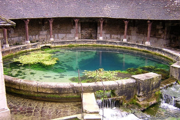 Les eaux bleues de la Fosse Dionne