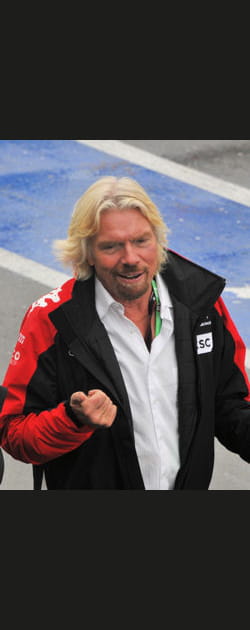 Richard Branson se d&eacute;guise en h&ocirc;tesse de l'air