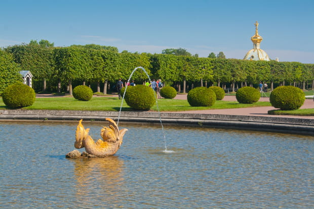 Le parc du palais de Peterhof en Russie