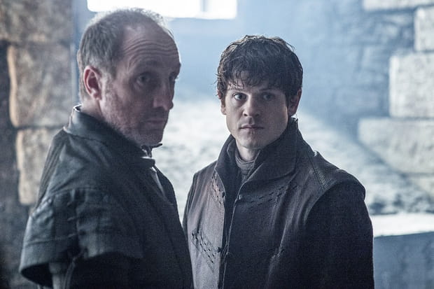 Roose Bolton fait pression sur Ramsay