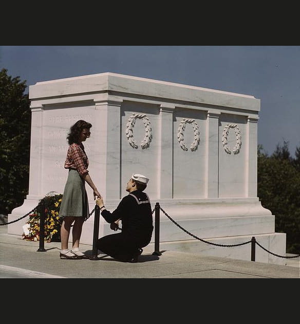 Devant la tombe du soldat inconnu