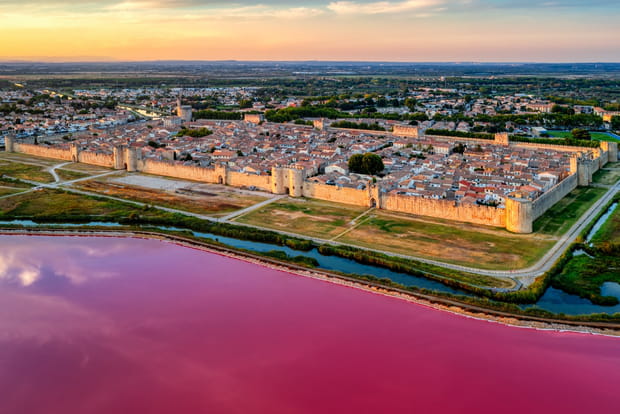 Aigues-Mortes, cité fortifiée au-dessus des eaux roses du salin