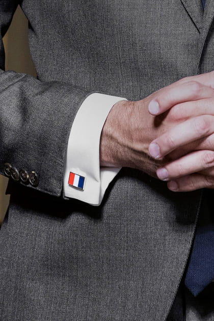 Il collectionne les boutons de manchette fantaisie