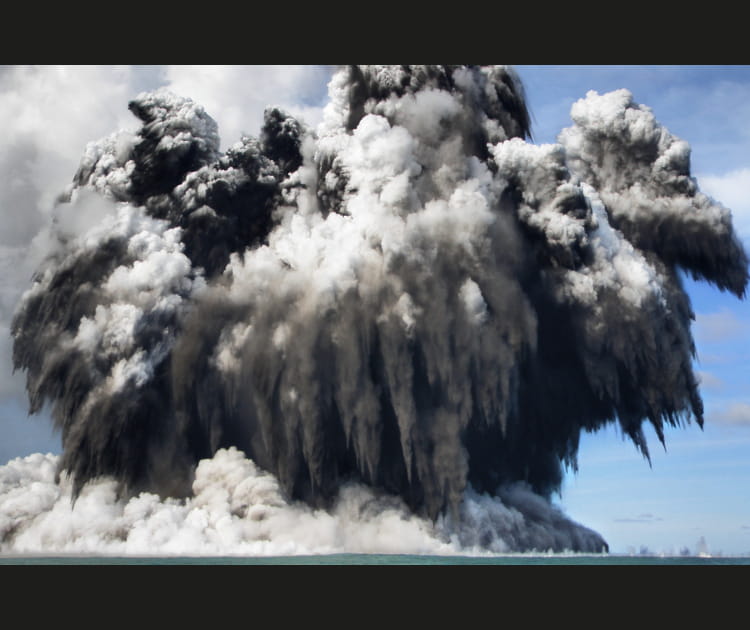 Apr&egrave;s l'explosion, l'&icirc;le