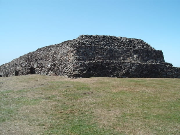 Le Cairn de Barnenez à Plouezoc'h : XLIXe siècle avant J.-C