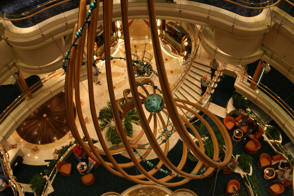 Le hall d'entr&eacute;e du Rhapsody of the Seas