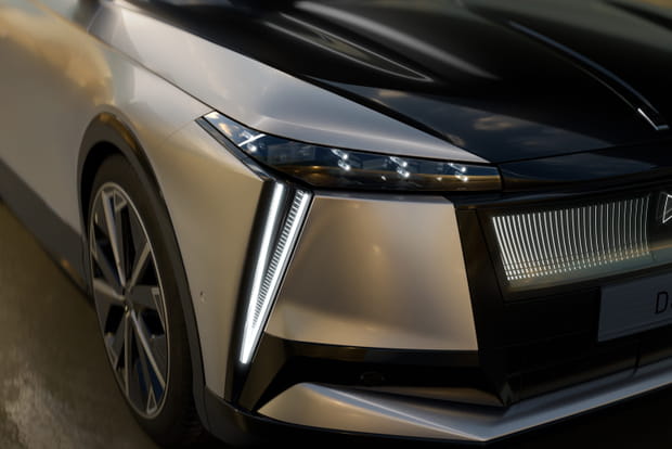 La signature lumineuse de la DS n°8 apporte de la finesse à sa silhouette massive