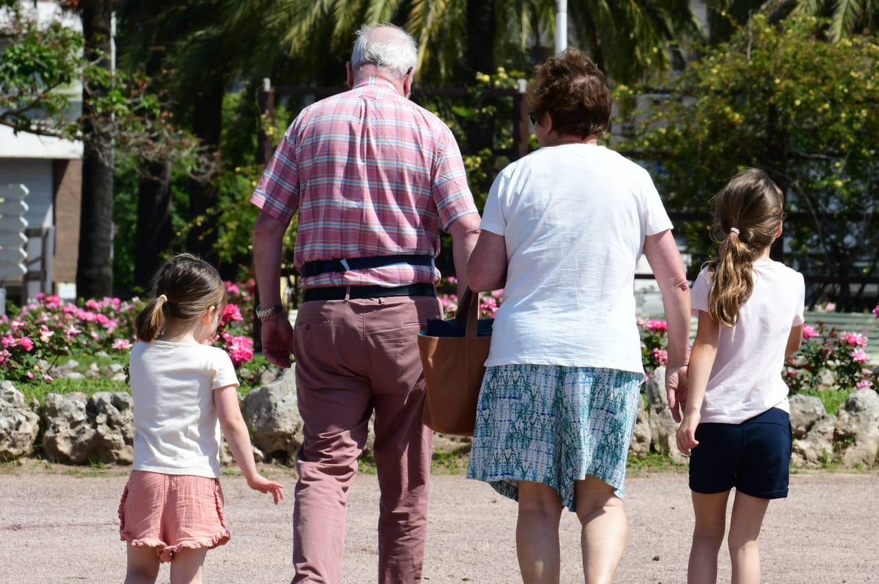 Voici combien les grands-parents dépensent pour leurs petits-enfants : c'est un petit budget !