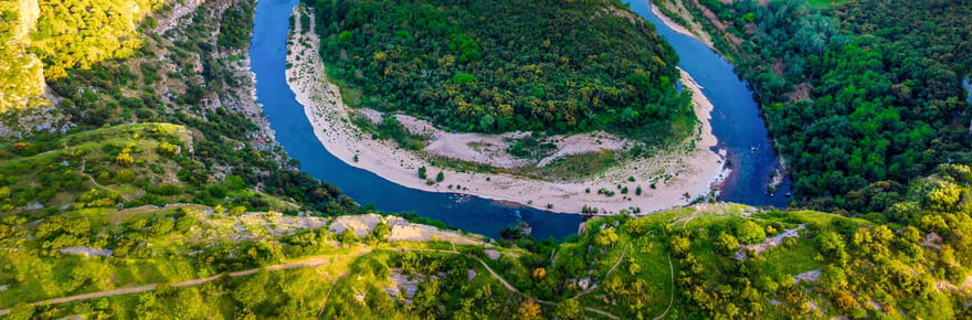 Cette rivi&egrave;re cach&eacute;e est unique en France, on se baigne sous un tr&eacute;sor romain
