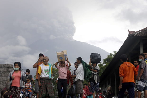 Les habitants évacuent la zone autour du mont Agung