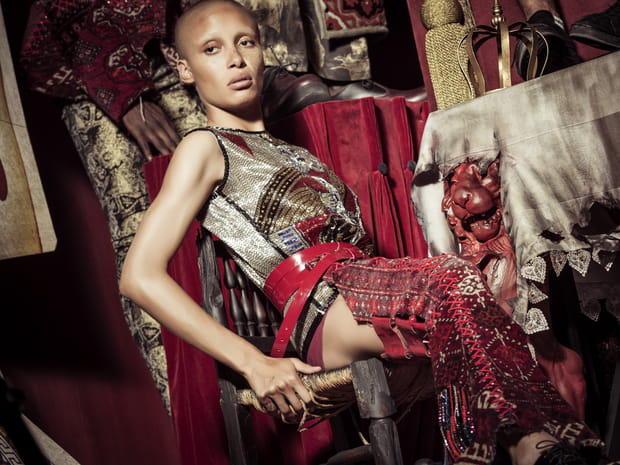 Adwoa Aboah dans la peau de Tweedledee dans le Calendrier Pirelli 2018
