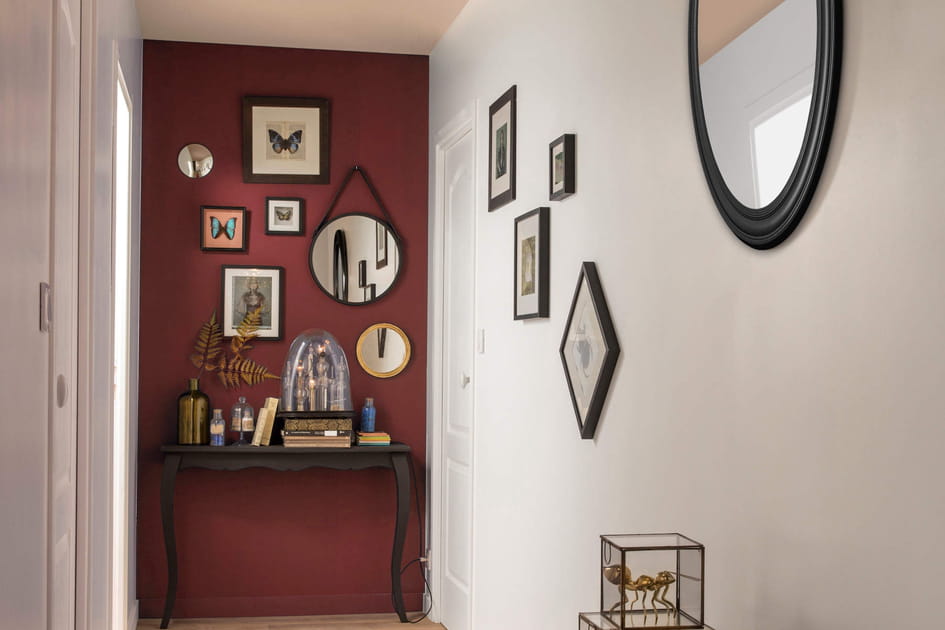 Un mur fonc&eacute; dans le fond