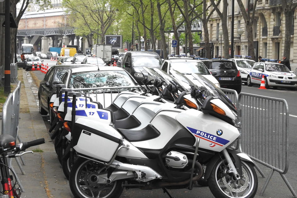 Plusieurs motos et voitures de police &agrave; disposition