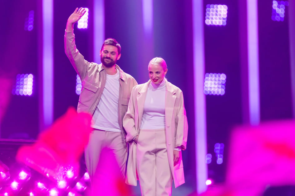 Madame Monsieur salue la foule