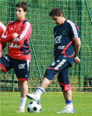 robert duverne (à droite de samir nasri) à clairefontaine avant l'euro 2008.
