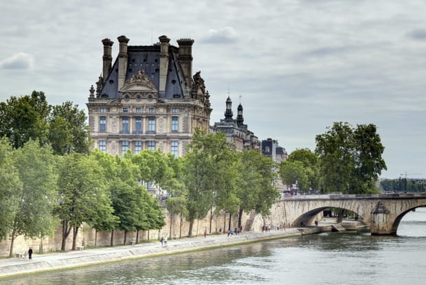 Les quais de la Seine à Paris sous la pluie
