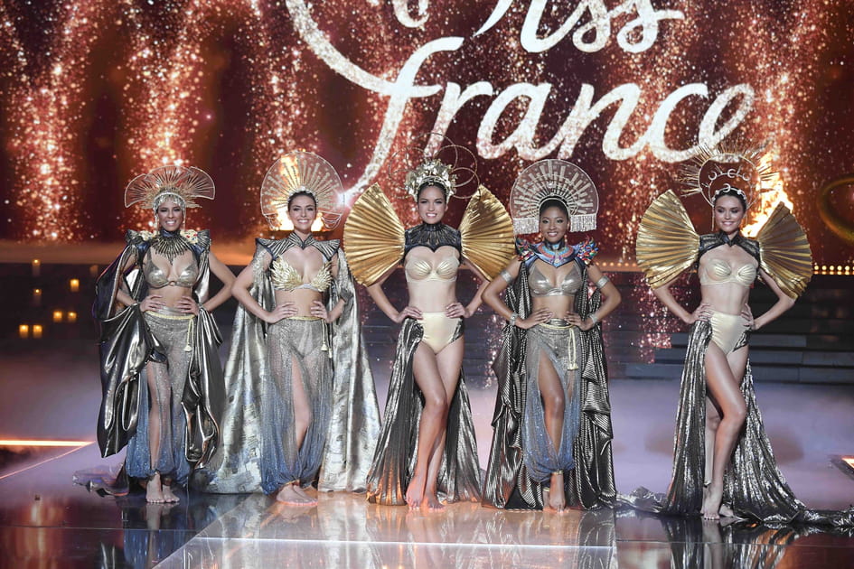 Les cinq finalistes en bikini
