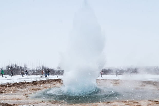 S'émerveiller devant les geysers