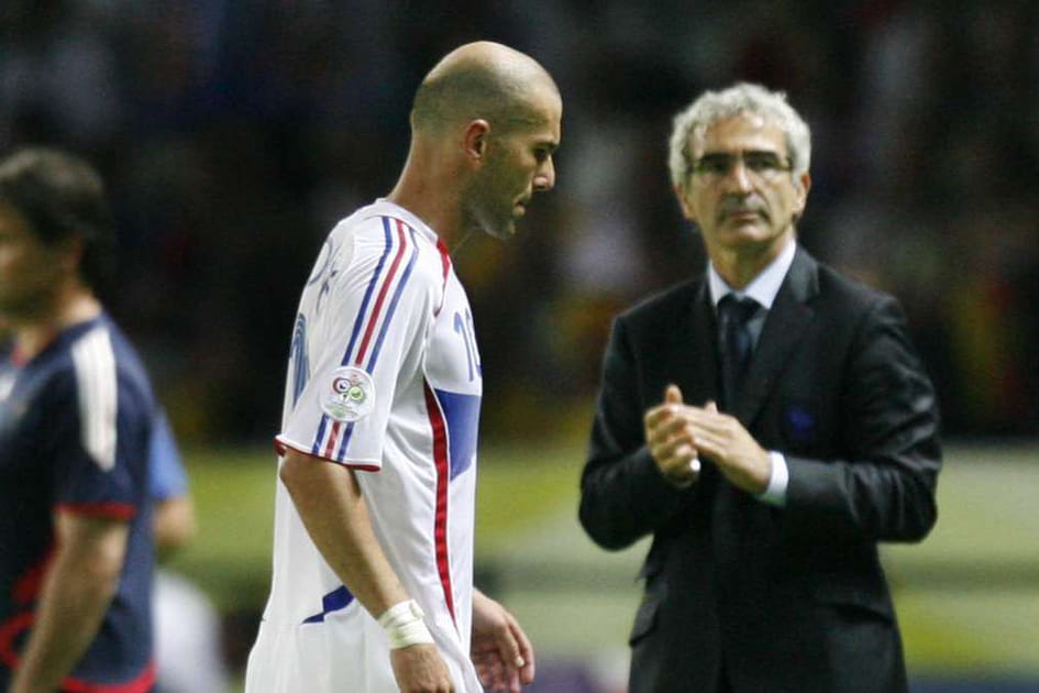 22h19 : Zizou applaudi par Domenech