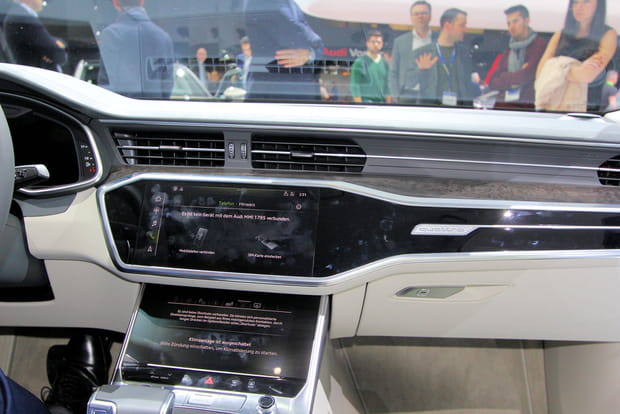 Double écran tactile au centre