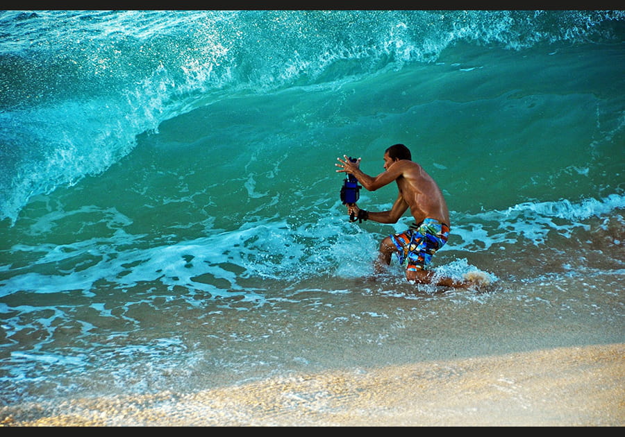 Clark en plein shooting de vagues
