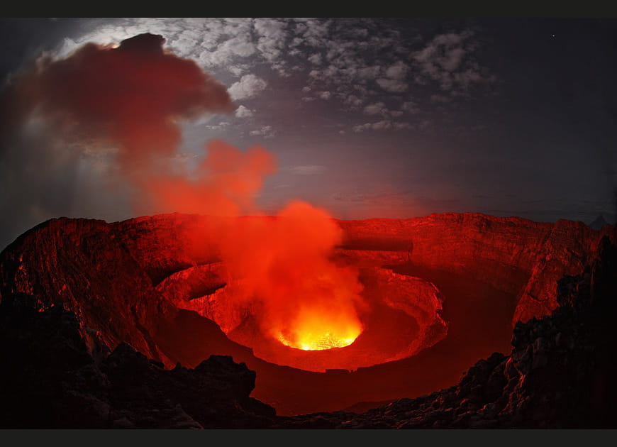 Le crat&egrave;re fumant du volcan Nyiragongo