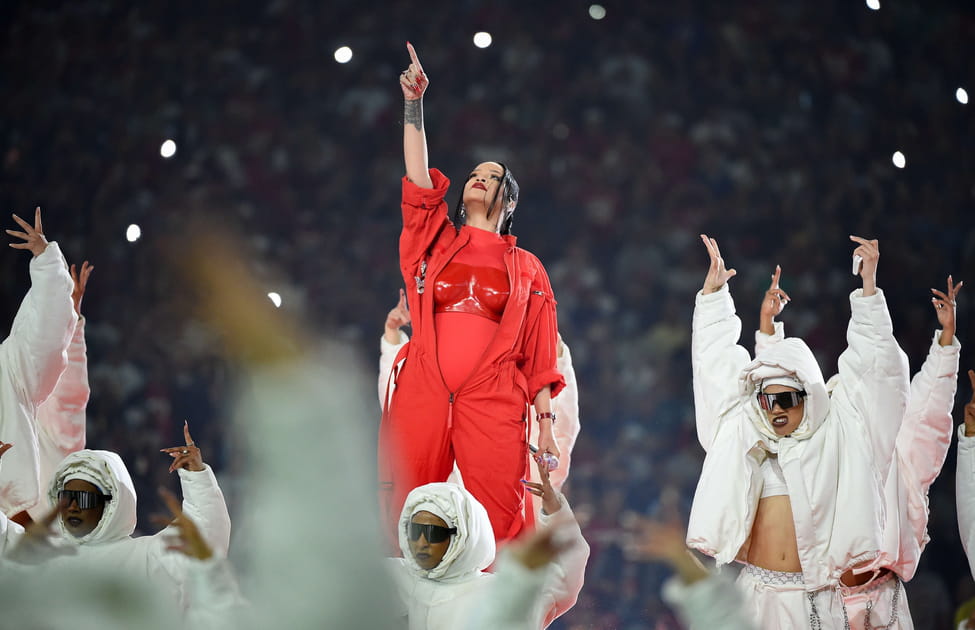 Rihanna entour&eacute;e de danseurs