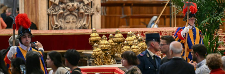 Les catholiques affluent &agrave; la basilique Saint-Pierre pour un hommage au pape