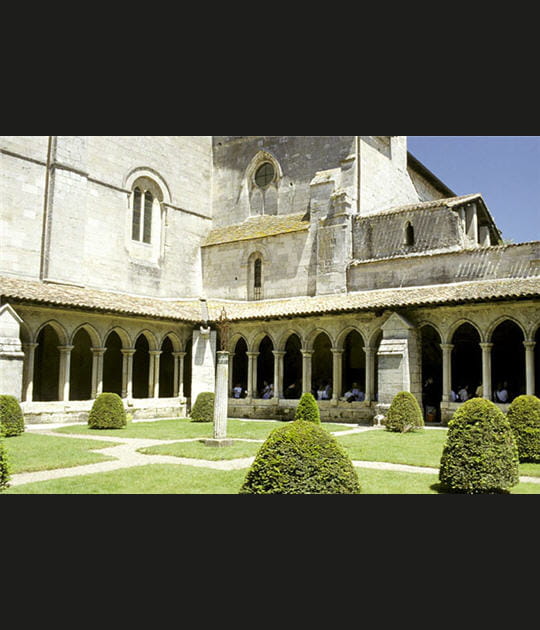 Le clo&icirc;tre de l'&eacute;glise coll&eacute;giale