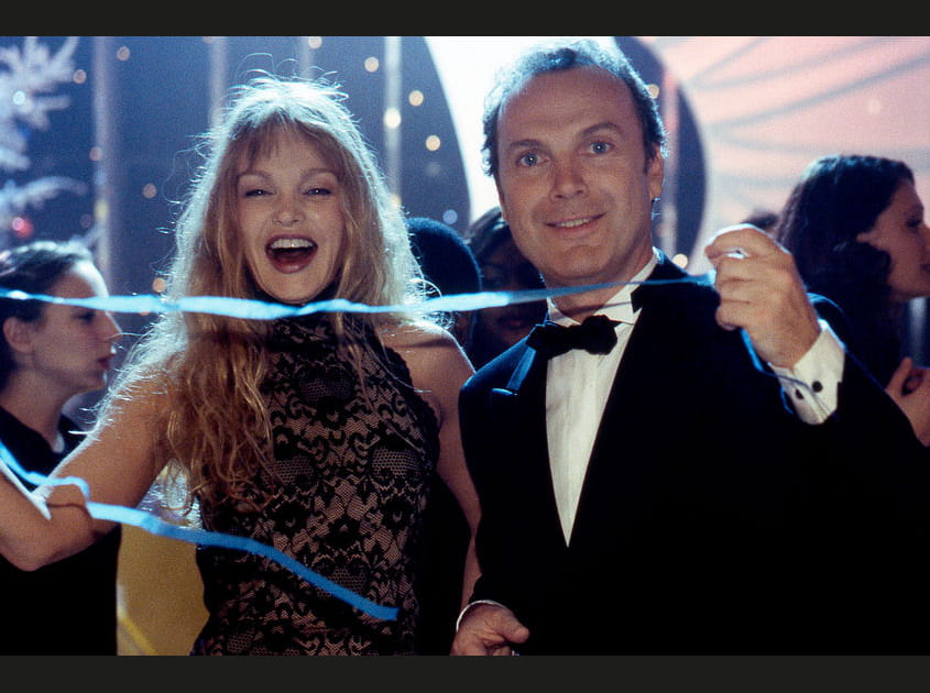 Arielle Dombasle et Julien Lepers bras dessus bras dessous pour le nouveau mill&eacute;naire