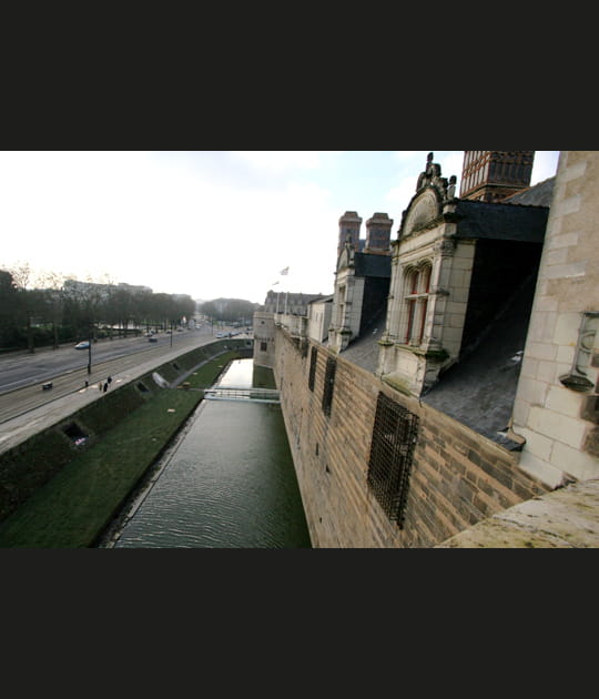 Le long des douves