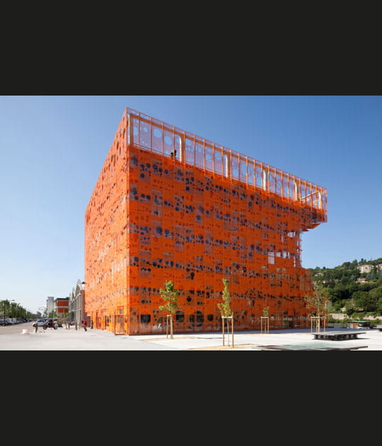 Un cube orange &eacute;tonnant