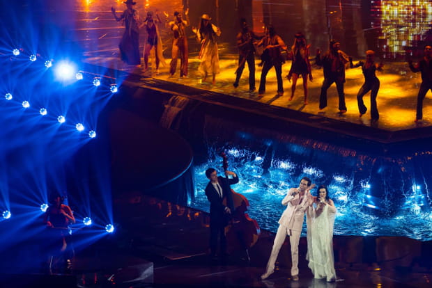 Mika et Laura Pausini chantent durant la deuxième demi-finale