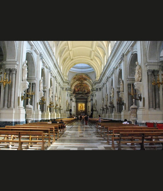 L'int&eacute;rieur majestueux de la cath&eacute;drale