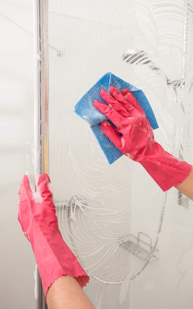 Le liquide vaisselle aide &agrave; faire briller les parois de douche