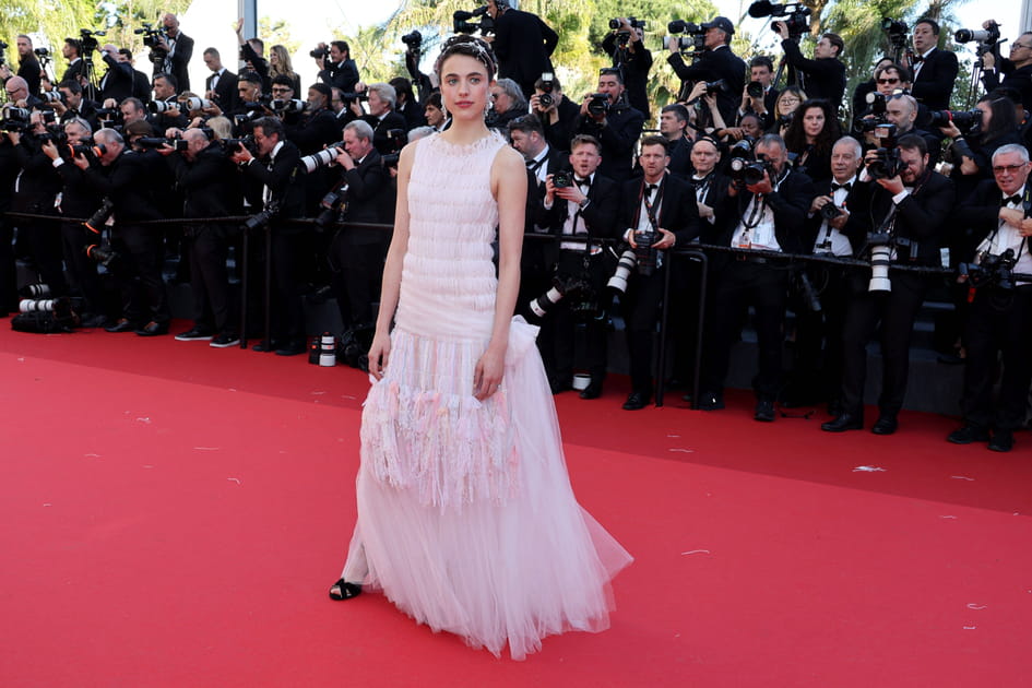 Margaret Qualley se d&eacute;marque sur le tapis rouge