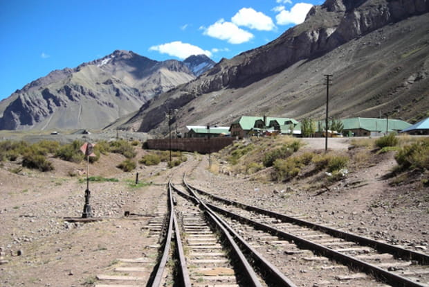 Un train dans la cordillère des Andes