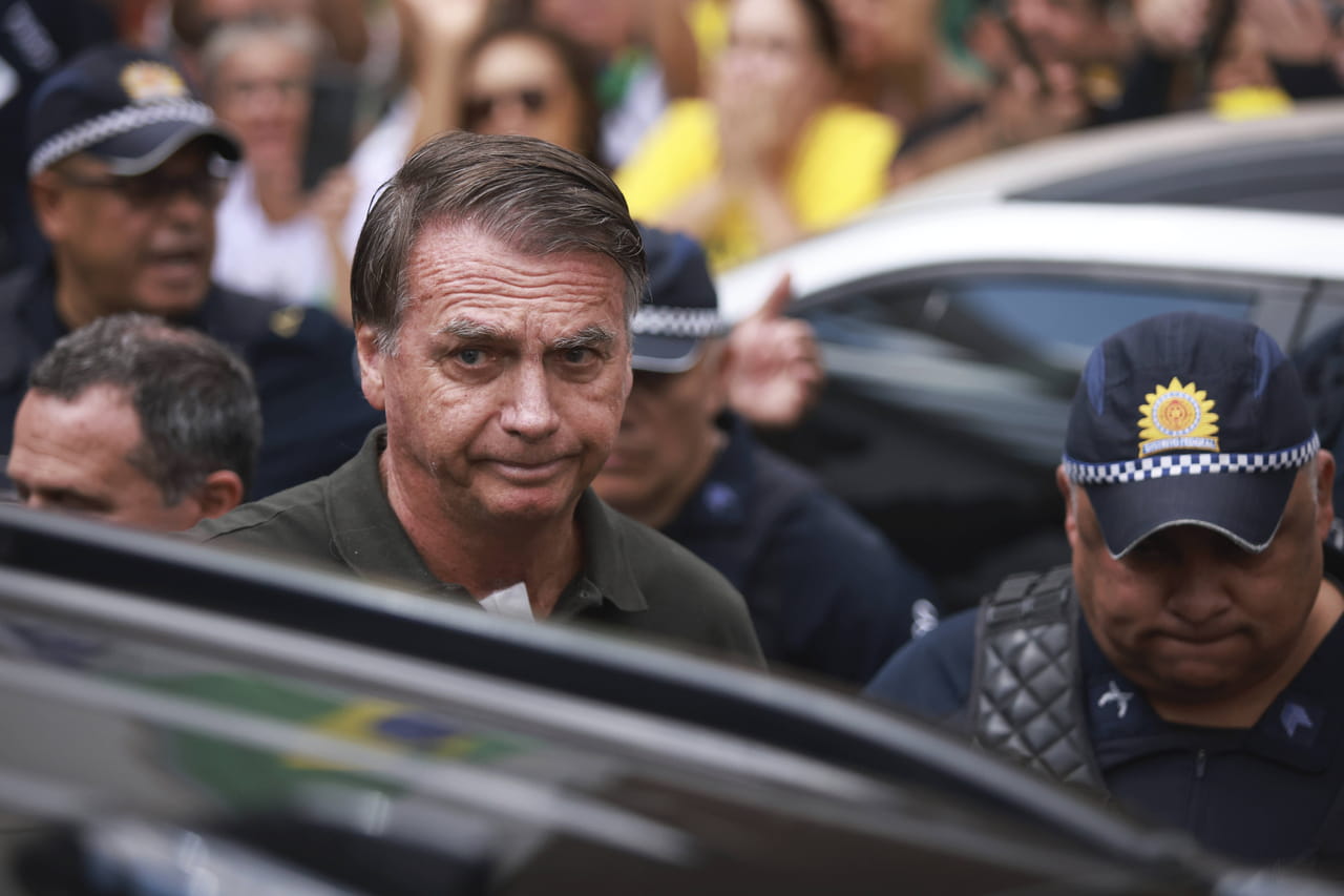Brésil : pourquoi les avocats de Bolsonaro déposent un recours en "nullité" de sa condamnation